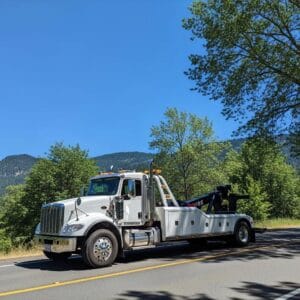 Tow truck responding to an emergency in Silverton, OR, showcasing reliable roadside assistance